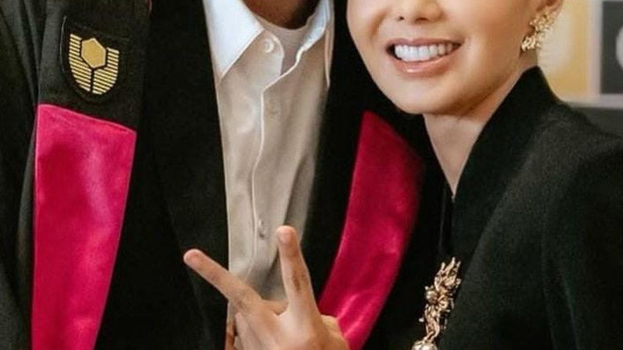 Anak Yuni Shara Sukses Lulus Kuliah di Singapura, ini Sosoknya Ganteng Berambut Gondrong