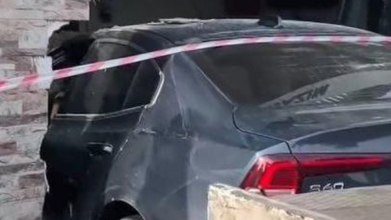Sebuah Sedan Tabrak Gedung Sampai Jebol tapi Bodi Tetap Utuh, Kata Netizen Tank Berkedok Mobil