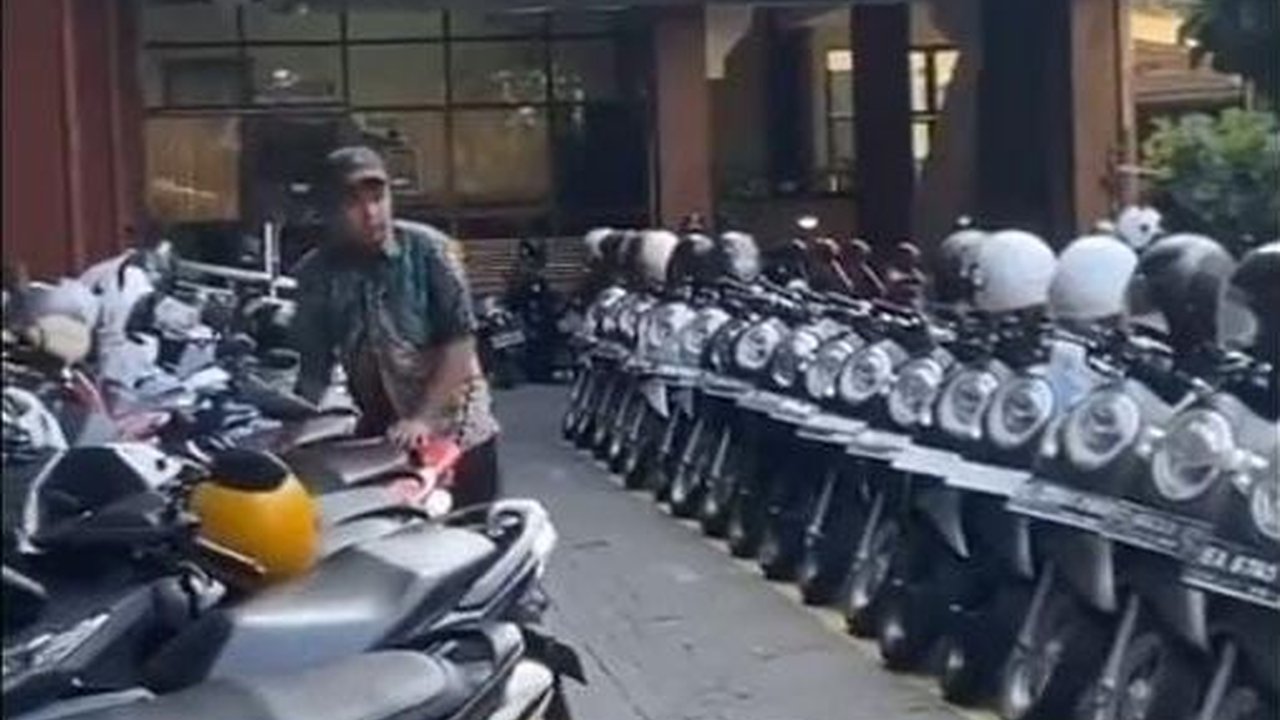 Keren! Parkiran Motor di Kampus Ini Bak Showroom, Netizen Penasaran Sosok Abang Parkirnya
