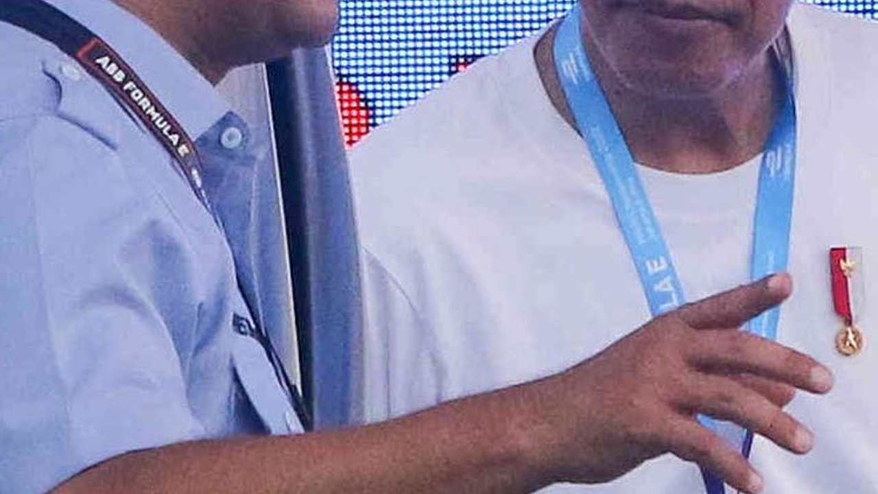 CEK FAKTA : Hoaks Jokowi Pegang Bingkai Foto Anies Baswedan