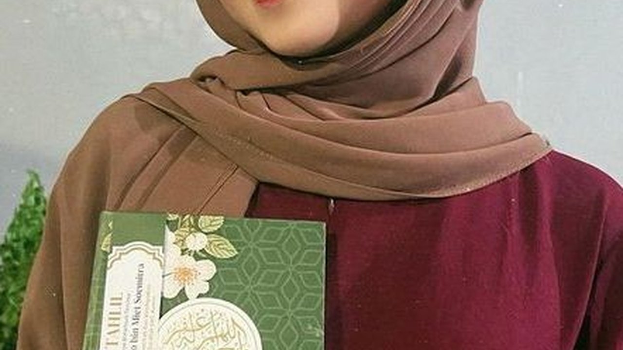 Didoakan Segera Istiqomah, 8 Foto Berhijab Tissa Biani Saat Hadiri Kajian