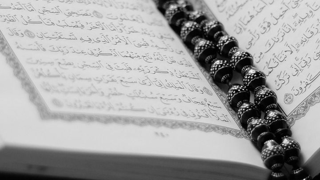 Bacaan Surah Al Alaq 1-5 Lengkap Beserta Arti & Isi Kandungannya, Umat Islam Harus Tahu!