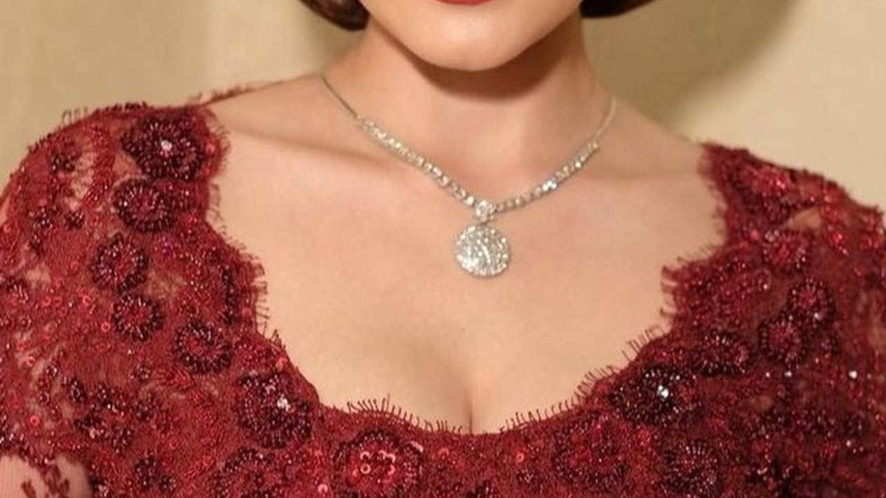 Cantik Banget, Berikut Ini Beberapa Potret Yasmine Wildblood Pakai Kebaya dan Sanggul