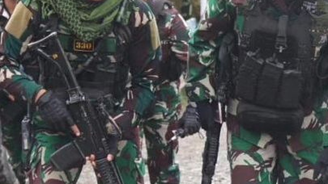 Kolonel TNI Berompi Anti-Peluru Cek Pasukan di Zona Rawan OPM, Prajurit Siaga Bawa Senjata
