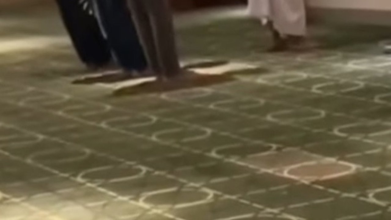Utamakan Salat Sebelum Nonton Bioskop, Aksi Segerombolan Anak Ini Curi Perhatian