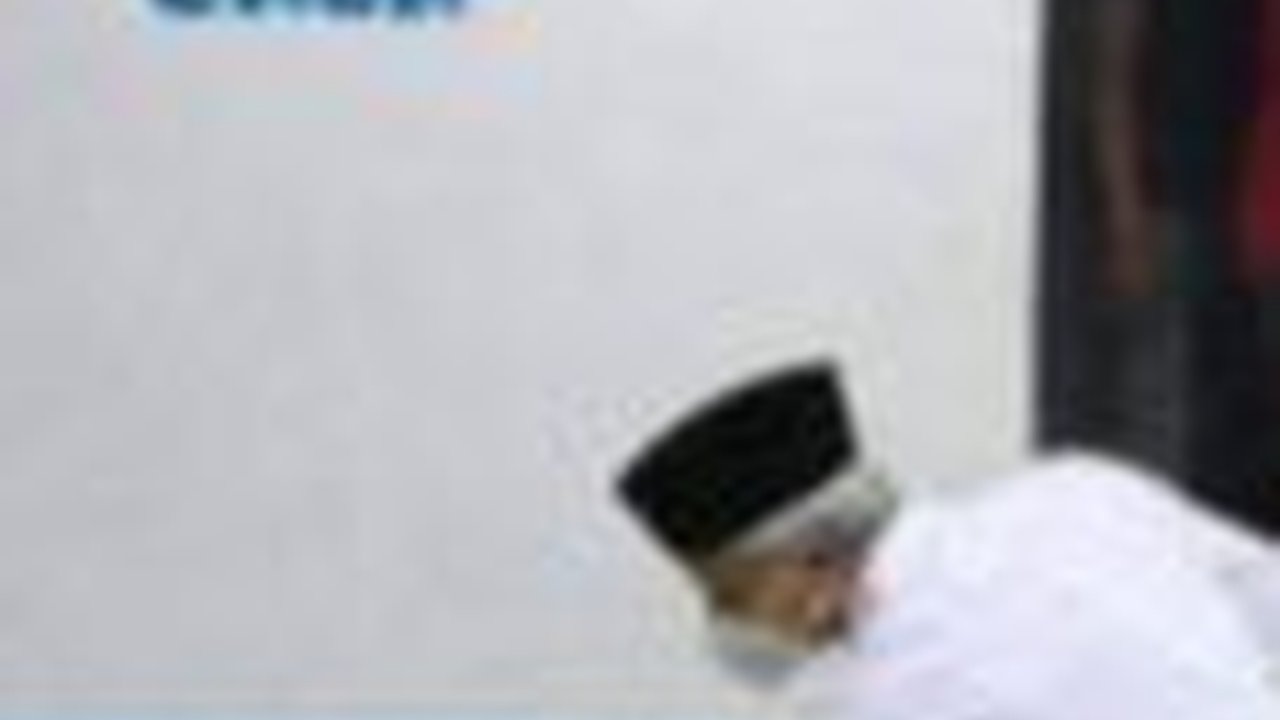 Viral Foto Ganjar Pranowo Bersihkan WC Umum, Simak Faktanya