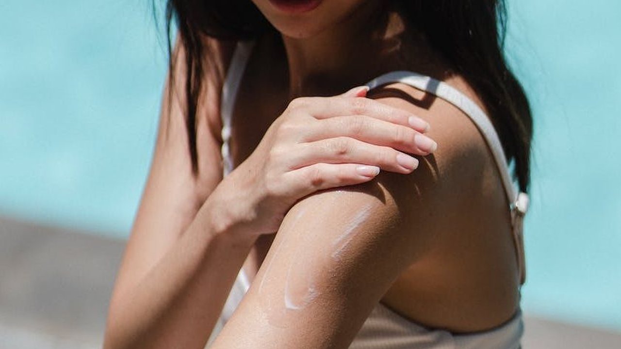 Antara Sunscreen Lotion dan Spray, Mana yang Terbaik? Ini Kata Ahli