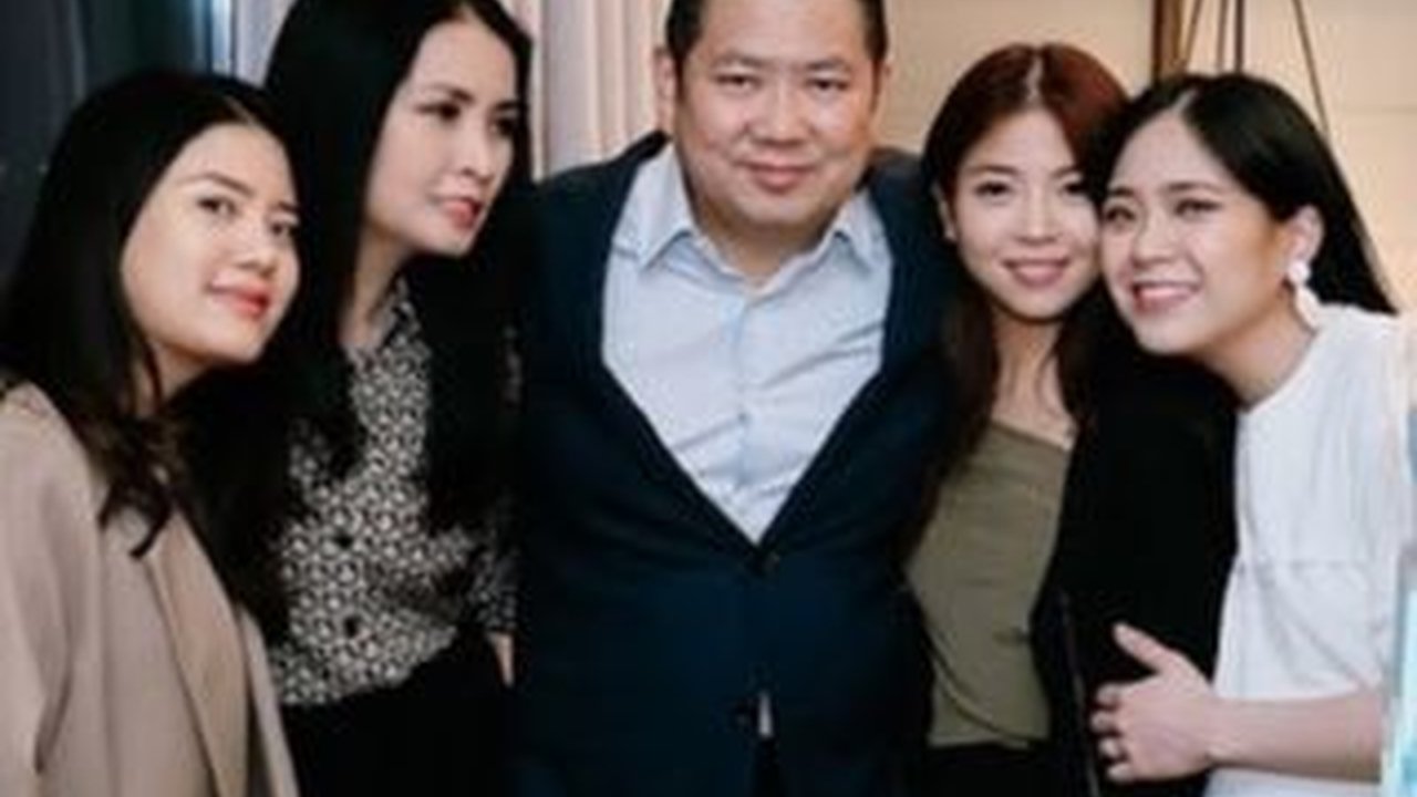 Pelukan Hangat Konglomerat Indonesia kepada 'Bayi' Cantik yang Kini Dewasa, Bikin Baper