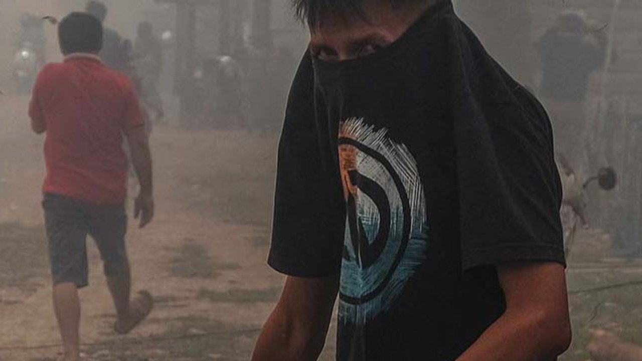 FOTO: Potret Permukiman di Sumsel Dikepung Asap Tebal Karhutla, Warga Pakai Pelindung Seadanya