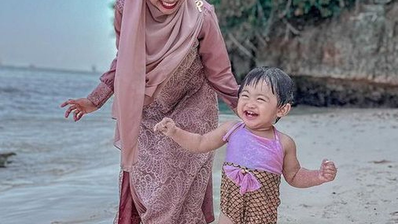 10 Potret Keseruan Moana Anak Ria Ricis Asyik Main Pasir Pantai di Malang, Netizen 'Bibit Mermaid'