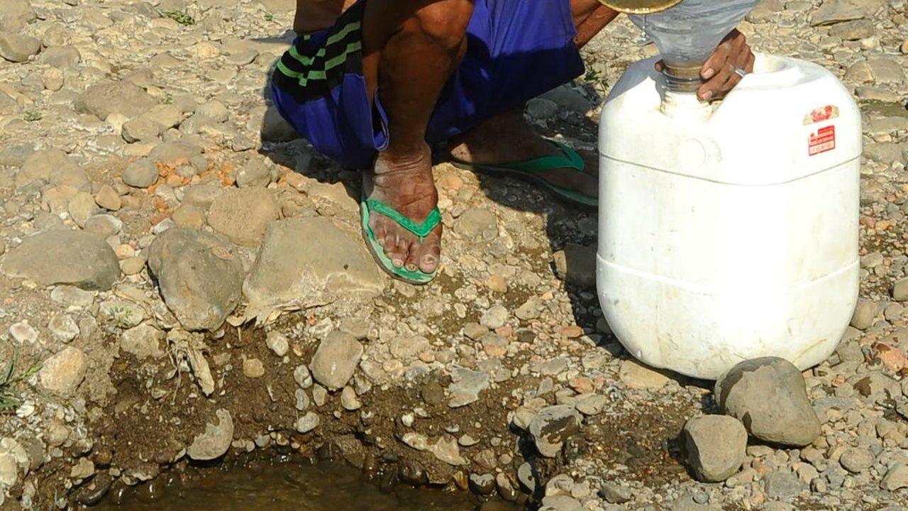 FOTO: Potret Miris Warga Bogor Terdampak El Nino, Gali Sumur di Tengah Sungai Demi Dapatkan Air