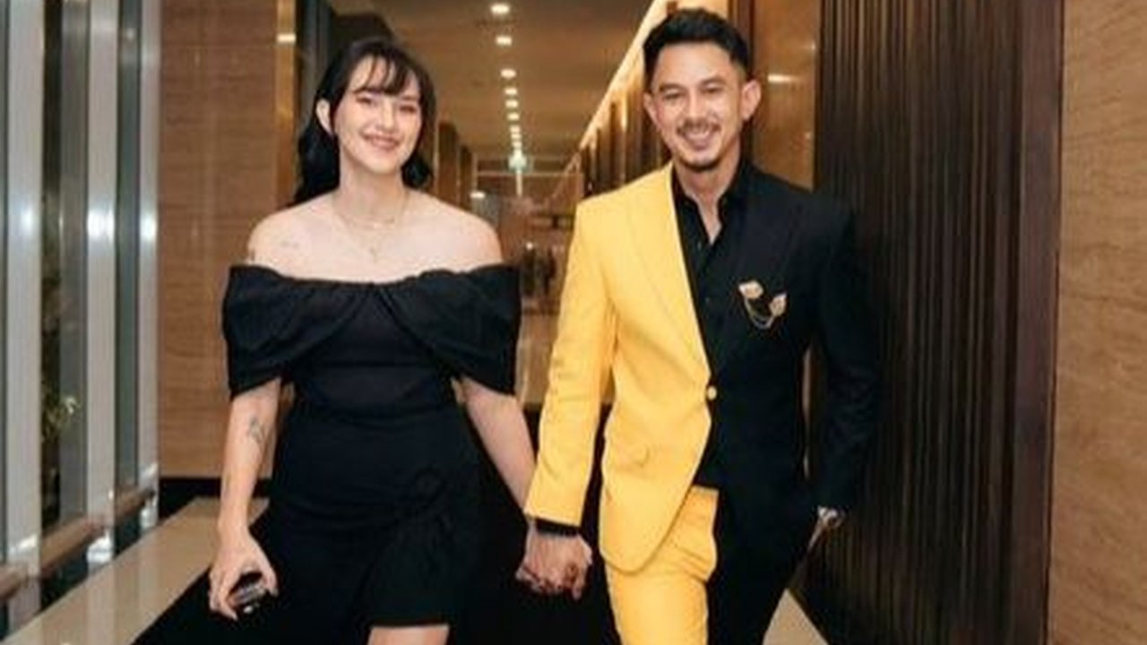 7 Foto Mesra Dahlia Poland dan Fandy Christian di Acara Indonesian TV Awards 2023