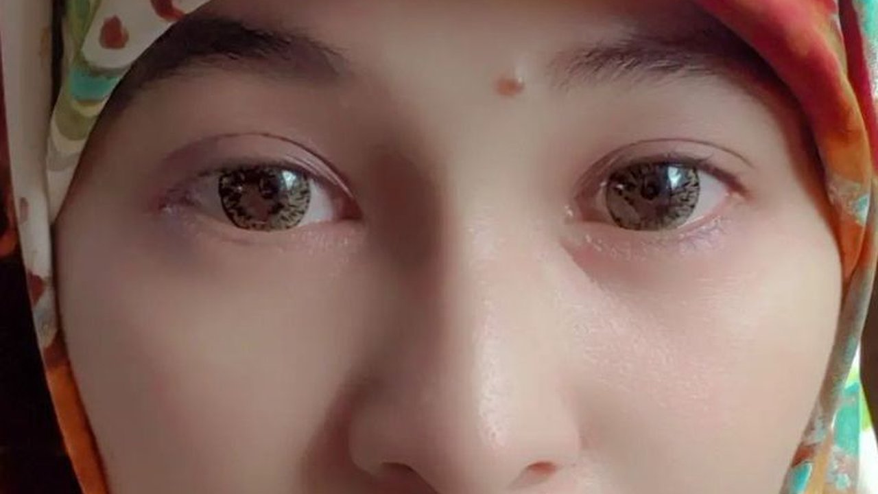 Akui Ingin Hijrah dan Taaruf, Intip Potret Cantik Mita The Virgin Kenakan Hijab