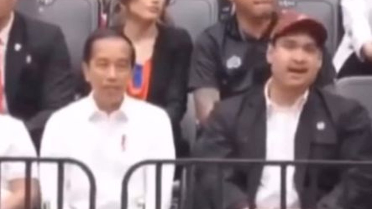 Momen Menpora Dito Joget di Sebelah Jokowi, Tidak Berkutik Saat Ditatap Paspampres