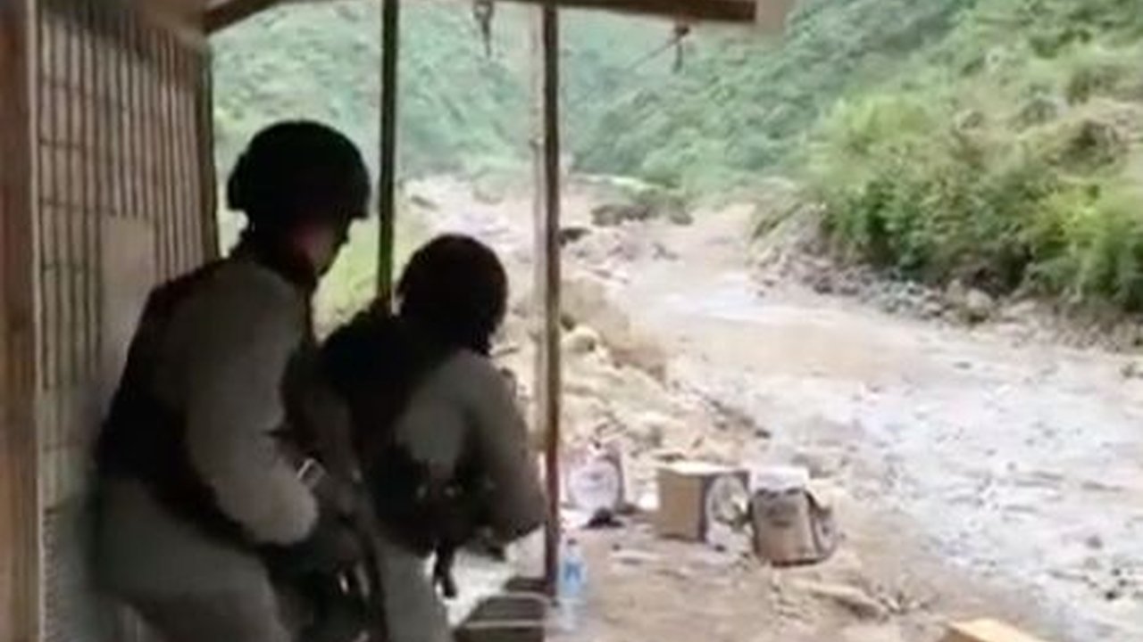 Momen Mencekam Brimob & TNI Baku Tembak dengan KKB OPM Papua, Desingan Peluru Terus Berbunyi