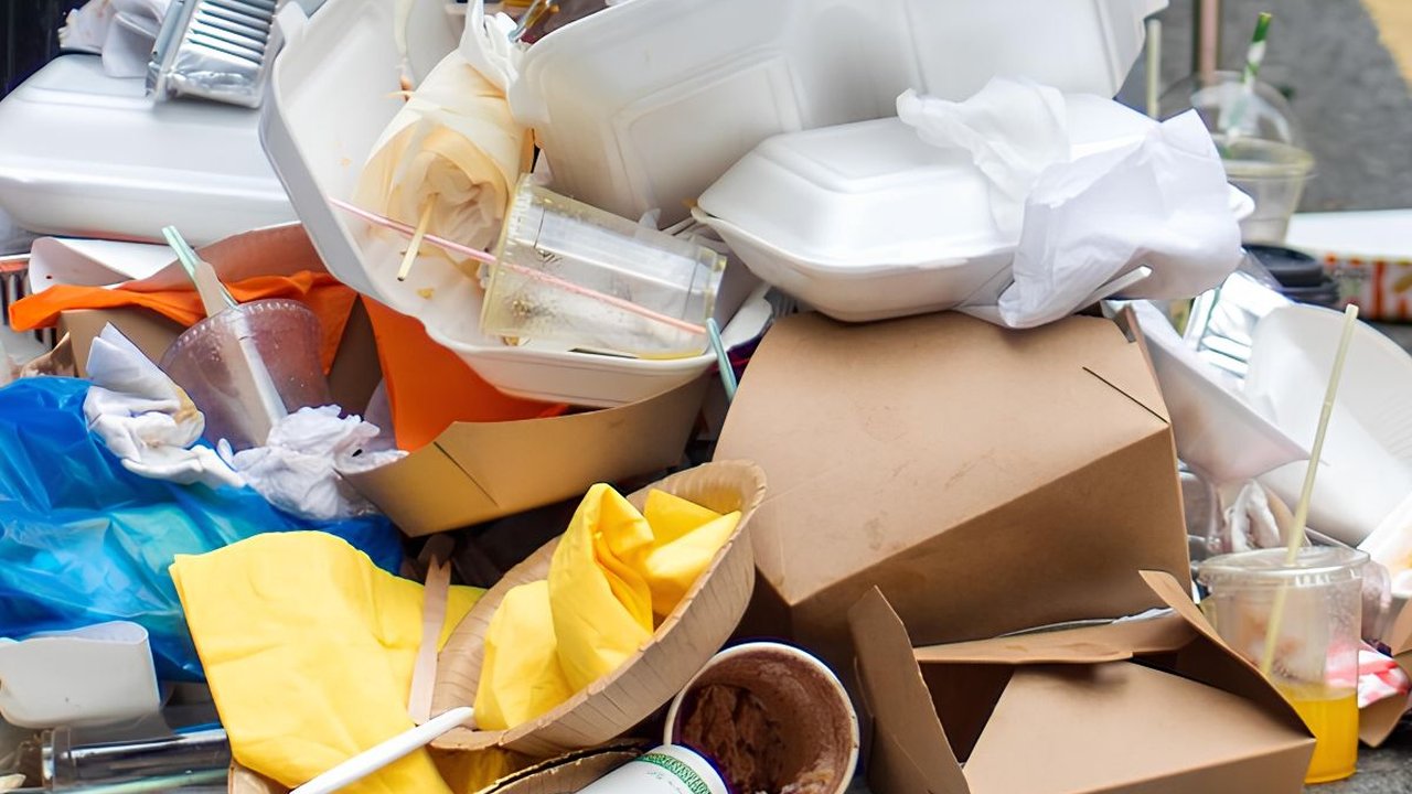 Viral di Media Sosial, Begini Potret Jalanan di Bandung yang Dipenuhi Sampah