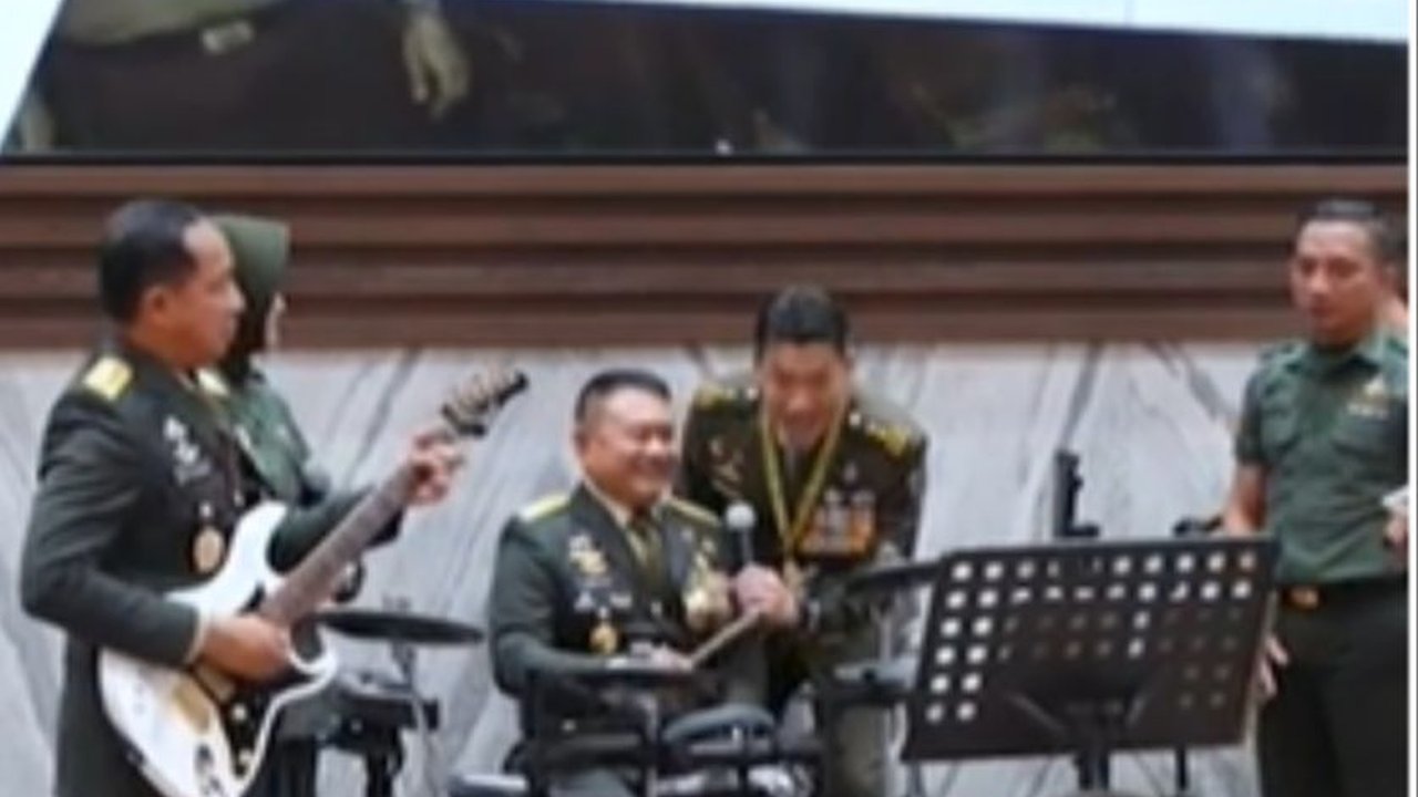 Aksi Piawai Jenderal Dudung dan Wakasad Main Drum dan Gitar, Iringi Kasad Singapura Nyanyi Wonderful Tonight