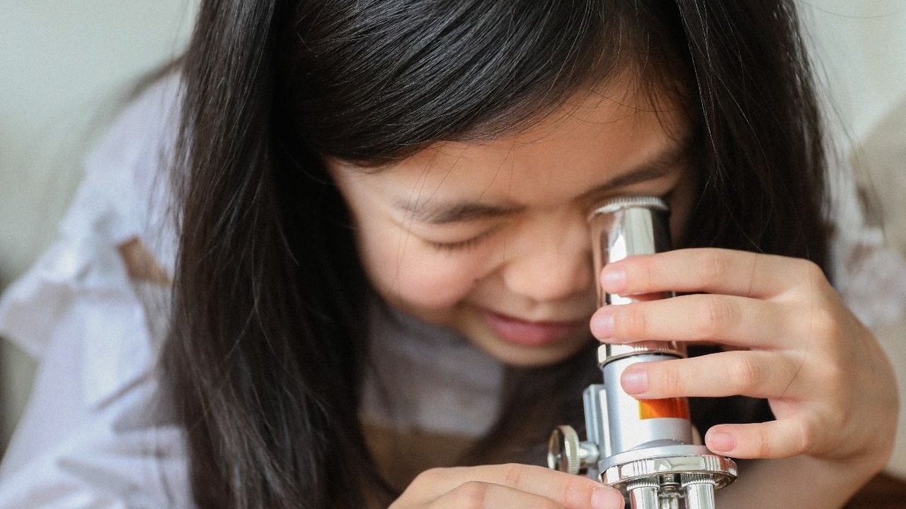 8 Cara Menumbuhkan dan Menjaga Rasa Ingin Tahu pada Anak