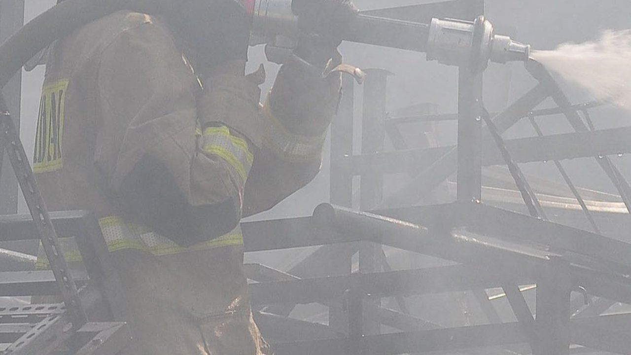 FOTO: Puluhan Gerobak PKL di Kramat Jati Terbakar, 14 Unit Mobil Damkar Dikerahkan