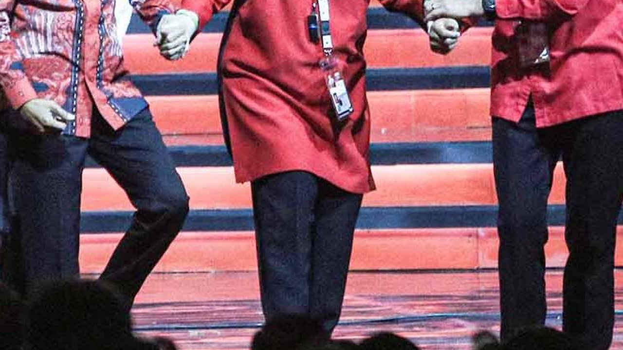 FOTO: Momen Megawati Digandeng Jokowi dan Ganjar di Rakernas PDIP, Disambut Riuh Ribuan Kader