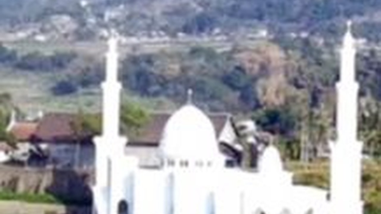 Potret Makam Irjen Pol Andhi Hartoyo Samping Masjid yang Megah Milik Keluarga Suasananya Adem dan Asri