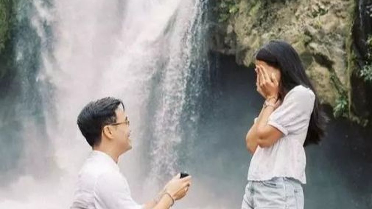 9 Potret Selebritis Melamar Di Tempat Unik, Berkesan Banget So Sweet!
