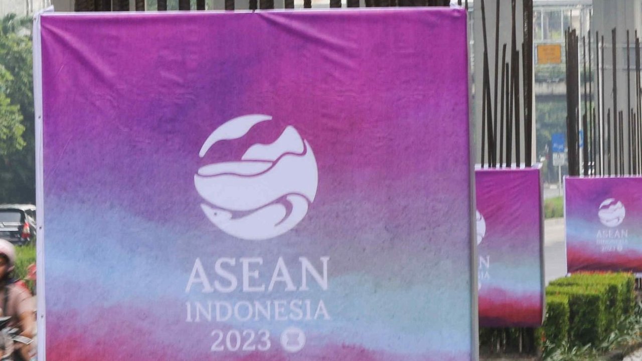 FOTO: 100 Banner KTT ASEAN Menghiasi Tiang Monorel Kawasan Jalan Rasuna Said