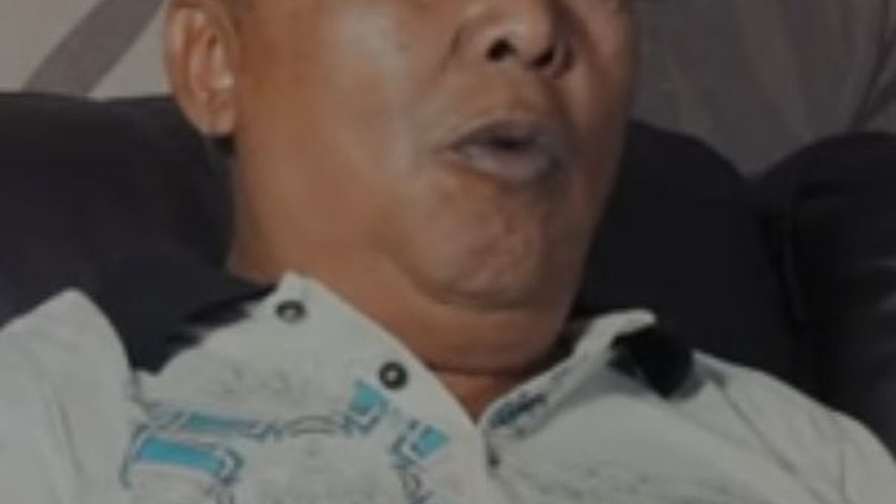 Kisah Haji Endang, Raup Jutaan Rupiah per Hari dari Jembatan di Karawang