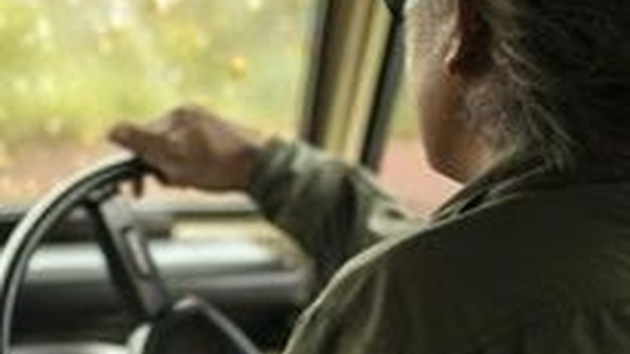 Viral Pria Lansia Kesulitan Kendarai Mobil, Hampir Alami Kecelakaan