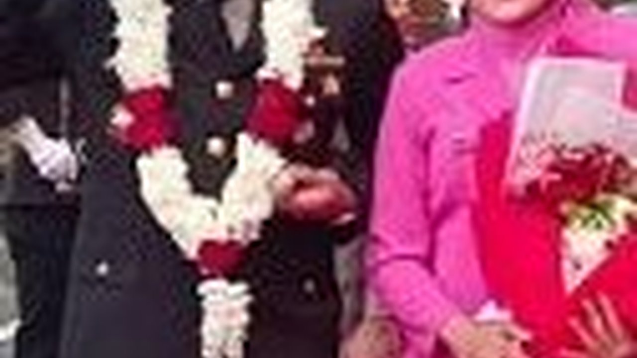 Momen AKBP Diberi Amanah jadi Kapolres, Usai Sertijab langsung Cuci & Cium Kaki Ibunya