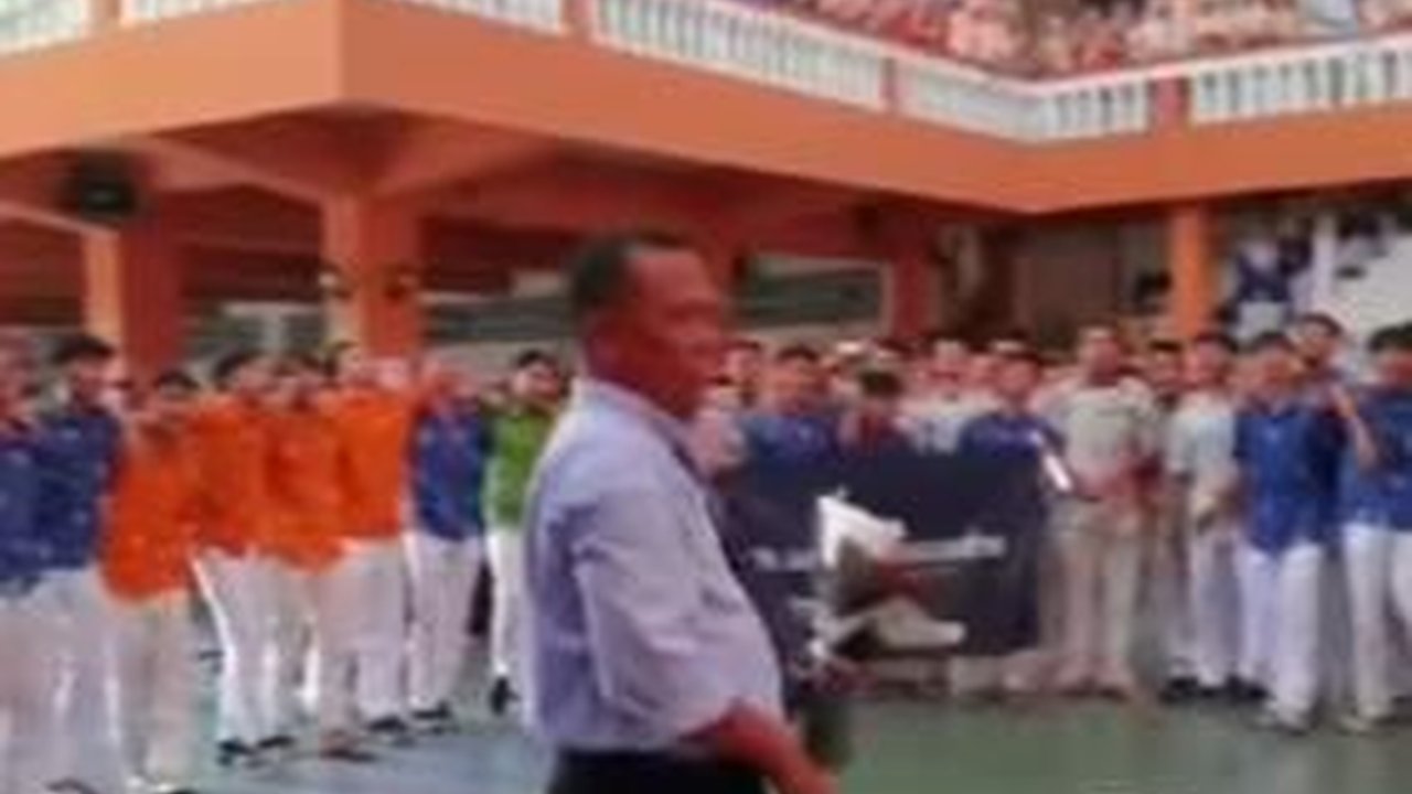 Momen Haru Purna Tugas Guru Dikelilingi Ratusan Siswa, Menangis Diberi Pelukan Hangat