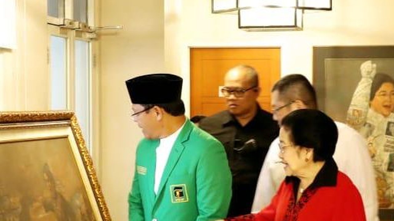 Megawati Ajak Ketum Partai Pendukung Ganjar Berfoto Berlatar Lukisan Bung Karno, Apa Maknanya?
