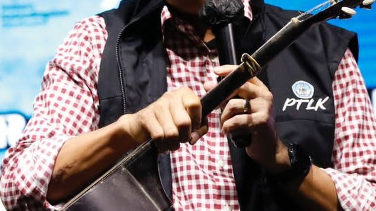 Pamitan Sebagai Gubernur, Ganjar Diberi Gitar Tua oleh Pengamen Jalanan