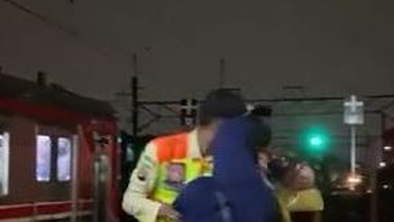 Viral Seorang Ibu Diduga Hendak Buang Bayi di Rel Kereta, Ternyata Ini Fakta di Baliknya