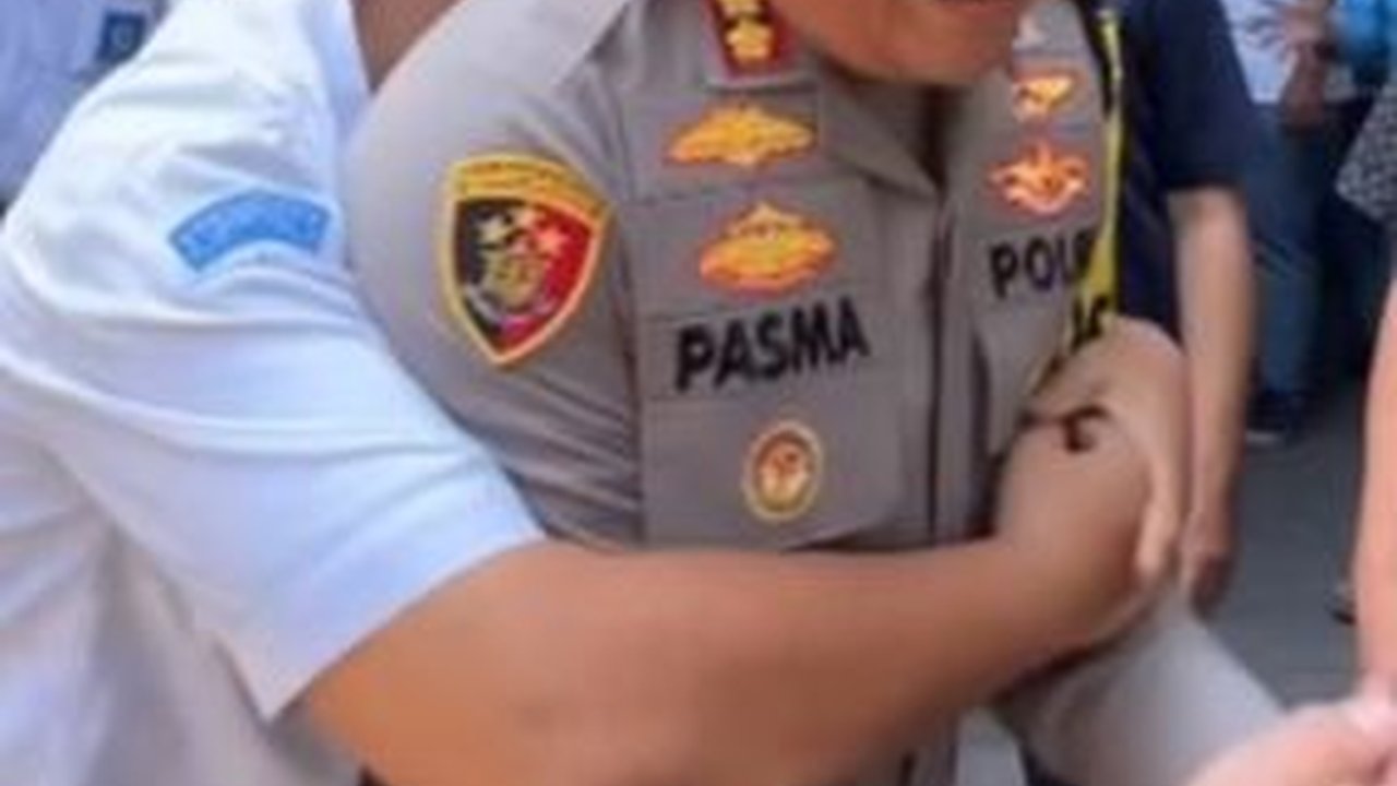 Kapolres Surabaya Dipeluk Gembira Siswa SMK Prapanca 2 Usai Penyegelan Sekolah Dibuka Kembali