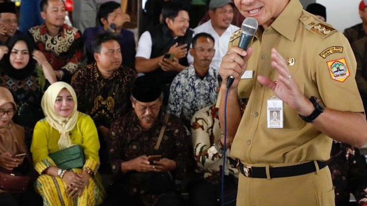 Digeruduk Petani hingga Seniman, Ganjar Kenang Romantisme Gotong Royong Membangun Jateng