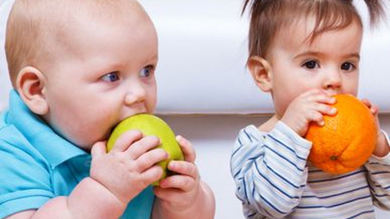 3 Cara Stimulasi Bayi Duduk & Ketahui Usia yang Pas Si Kecil Bisa Duduk