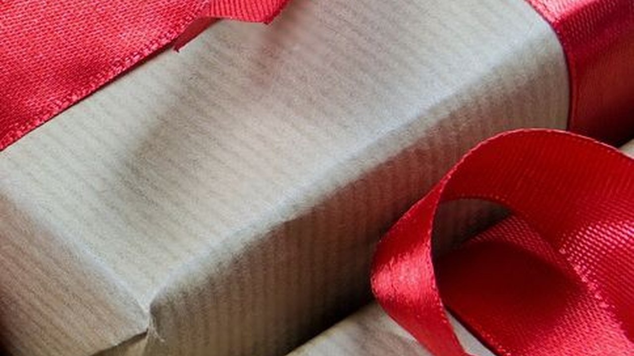 Wanita Ini Dapat Kado Ultah Tulisan Bak Jurnal dari Sahabatnya, Isinya Sukses Bikin Terharu