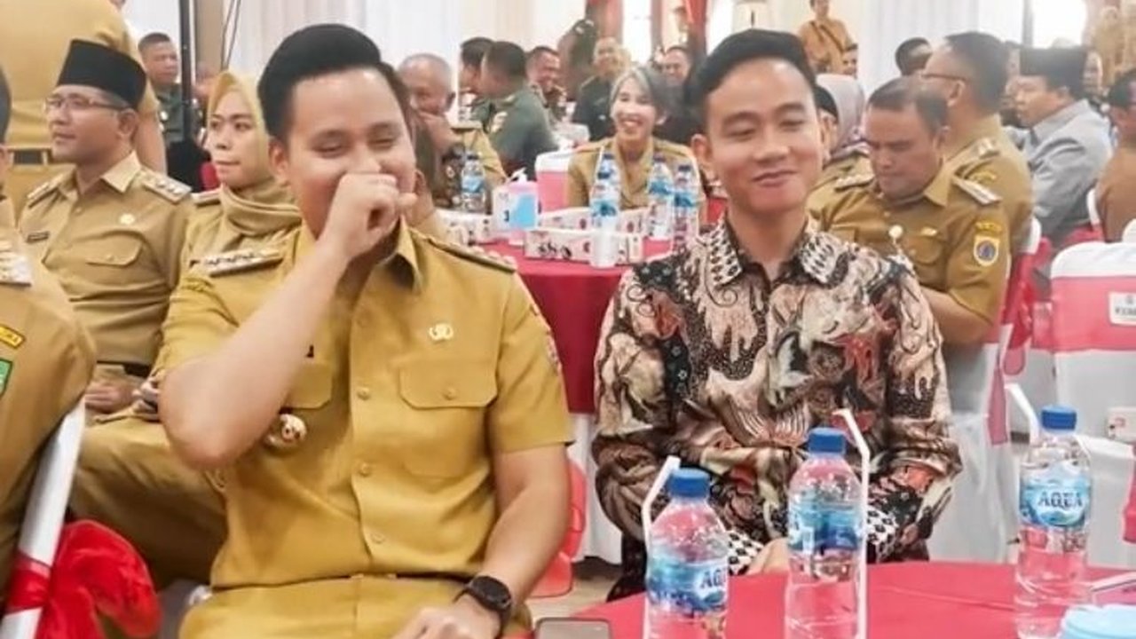 Viral Momen Gibran Rakabuming Beri ‘Salam Tempel’ untuk Bupati Kendal, Isinya Bikin Ngakak