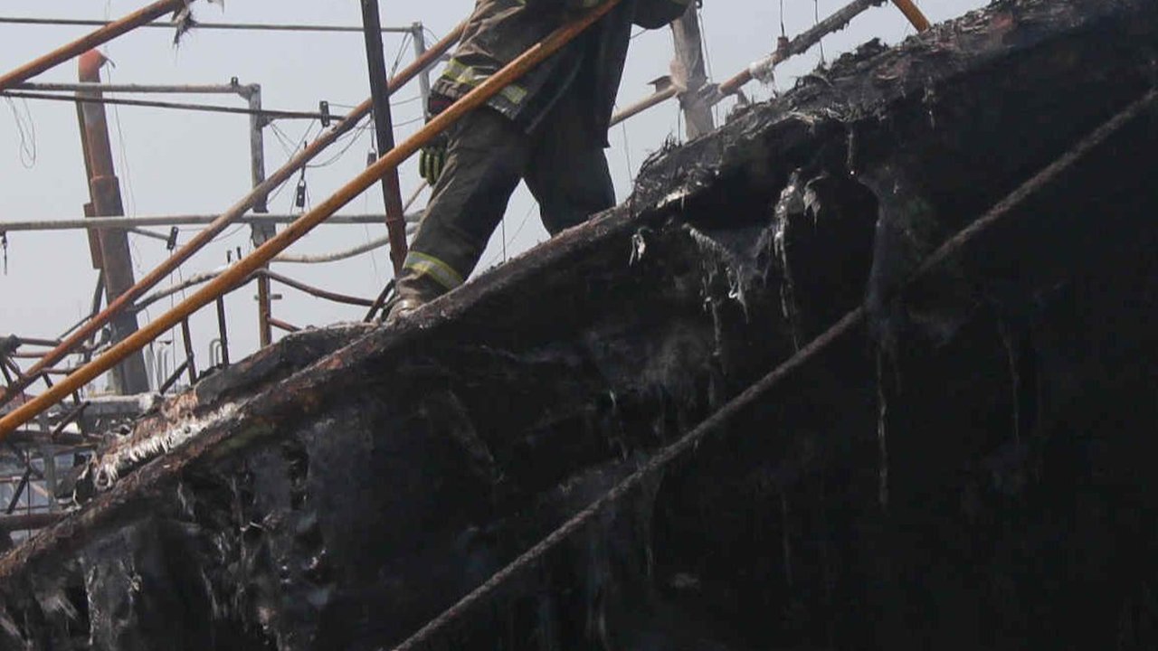 FOTO: Kondisi 10 Kapal Nelayan di Pelabuhan Muara Baru Ludes Terbakar