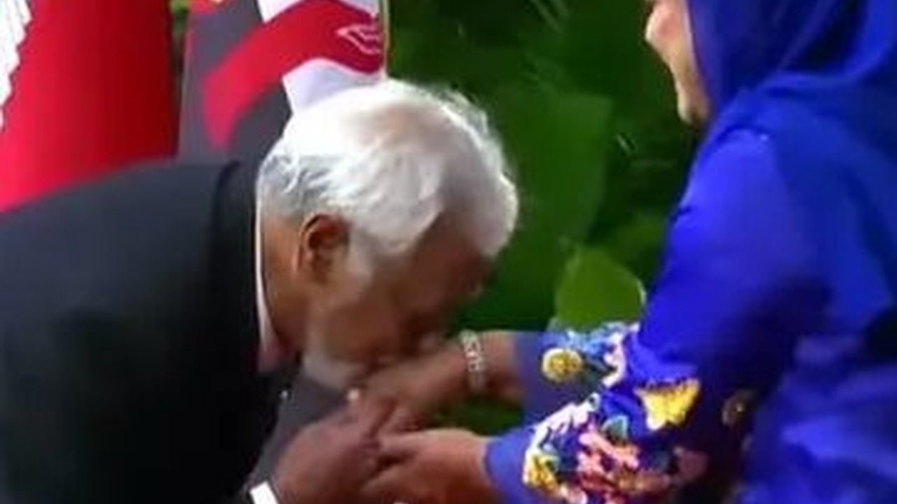 VIDEO: Momen PM Timor Leste Xanana Gusmao Cium Tangan Sampai Membungkuk Iriana Jokowi