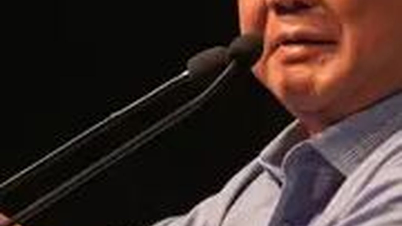 VIDEO: Momen Prabowo Lepas Kemeja Kebanggaan & Berikan Jam Tangan ke Emak-Emak di NTT
