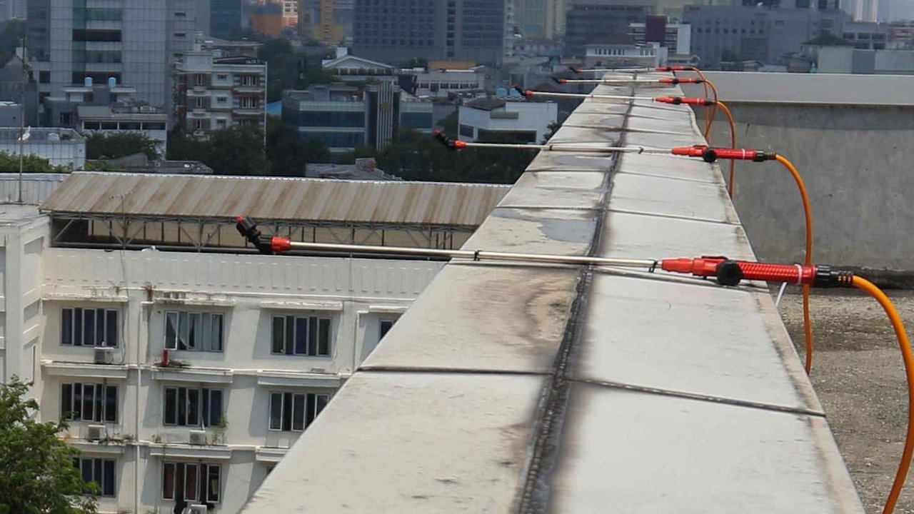 FOTO: Menyemprot Air dari Atap Gedung Jadi Solusi Kurangi Polusi Udara di Jakarta