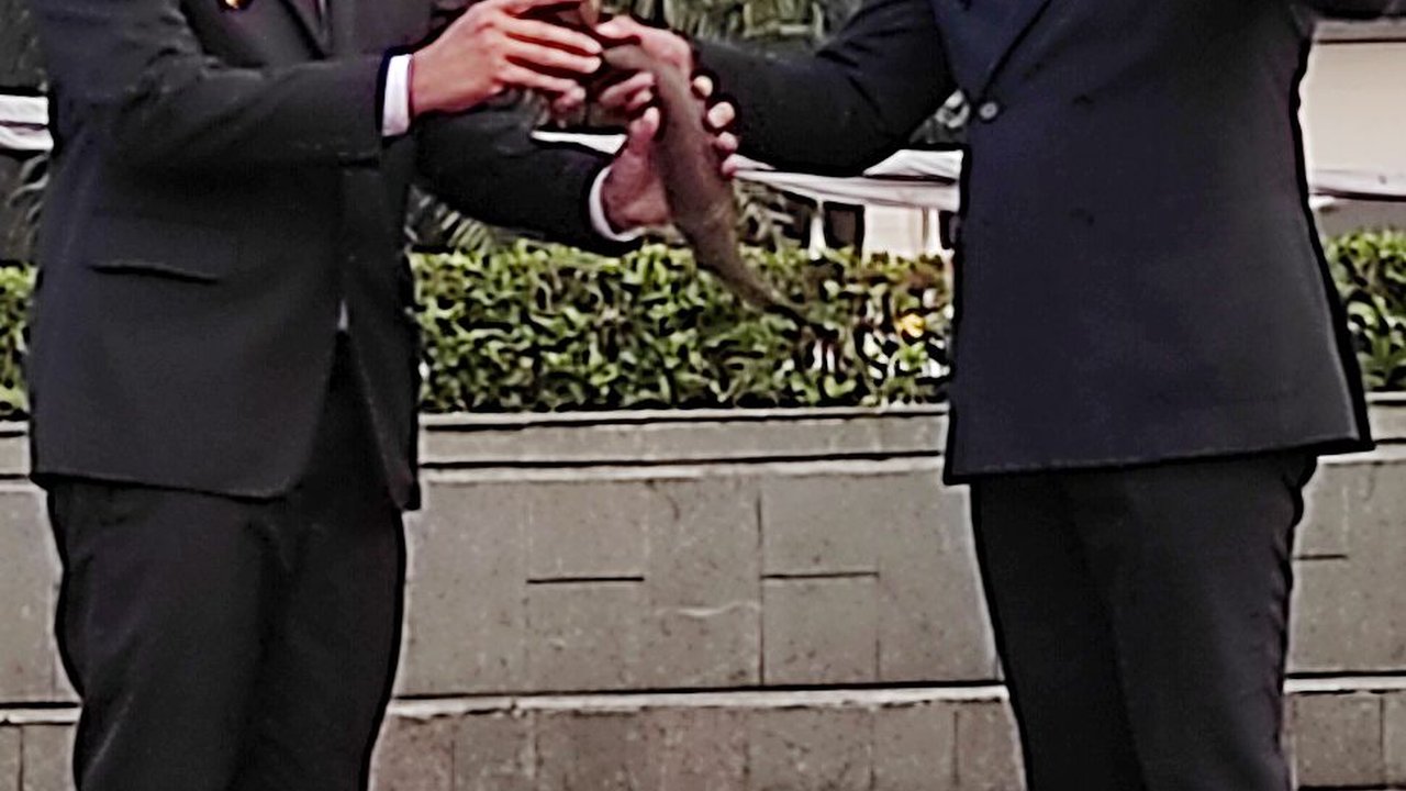 Bey Machmudin Terima Kujang Pusaka dari Ridwan Kamil, Simbol Kekuasaan di Pemprov Jabar