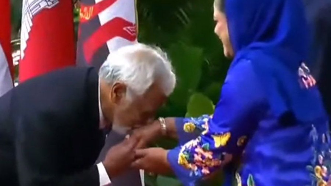FOTO: Potret PM Timor Leste Xanana Gusmao Cium Tangan Iriana, Begini Reaksi Jokowi