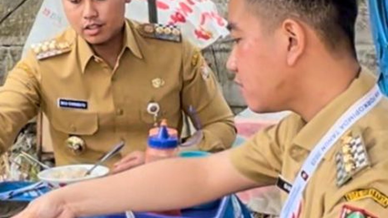 Gibran Kasih Hadiah Spesial ke Bupati Dico, Pas Dilihat Enggak Kuat Bikin Ngakak