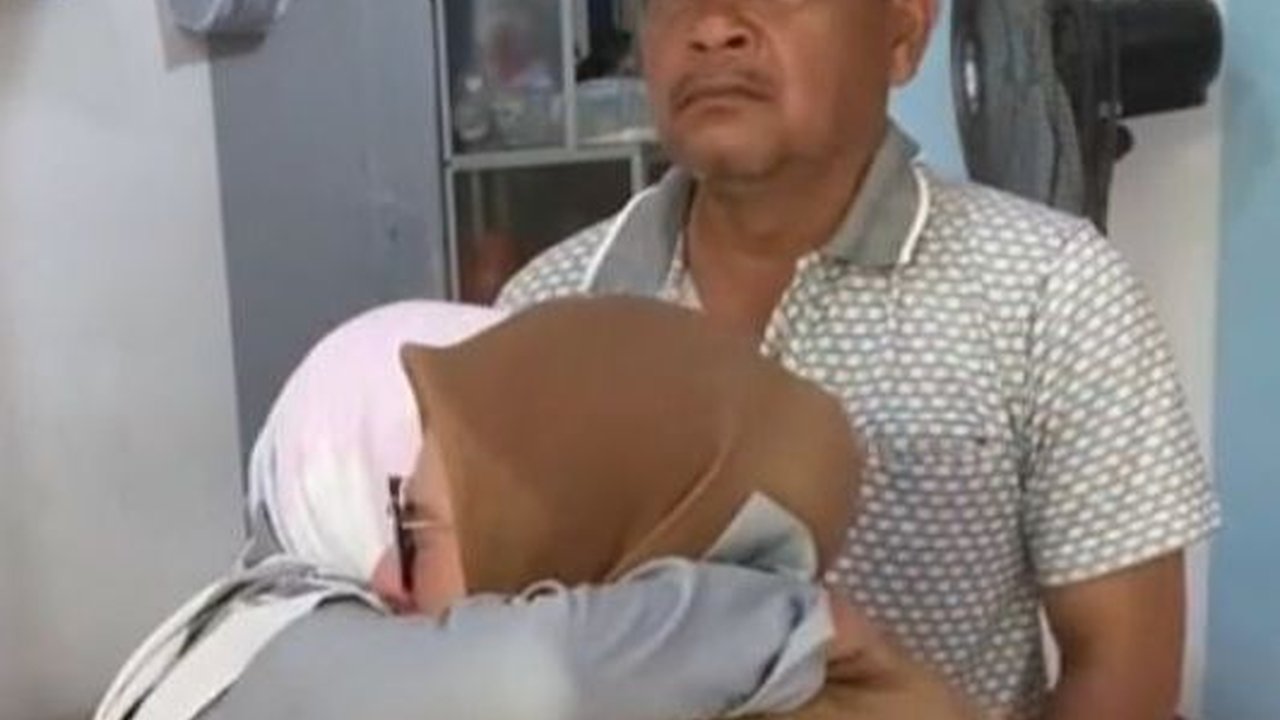 Bikin Haru, Aksi Anak Beri Gaji Pertama untuk Orang Tuanya Ini Viral Banjir Pujian