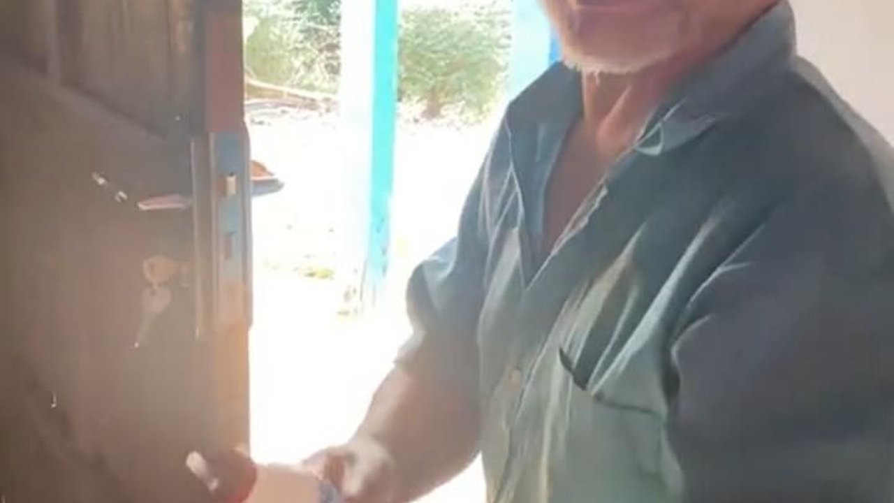 Aksi Seorang Ayah Usai Minum Susu Kemasan Botol Ini Bikin Gemas, Definisi Bahagia Itu Sederhana