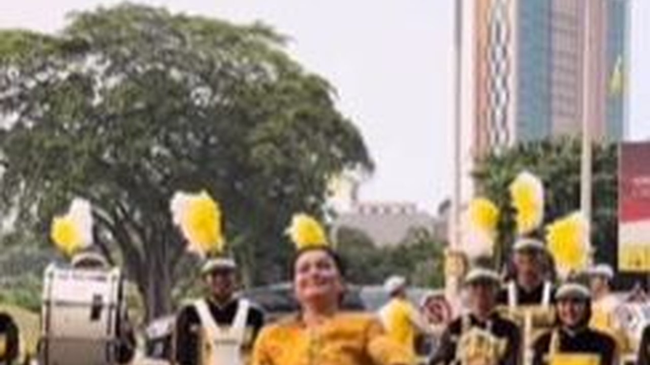 Momen Eks Model Cantik Istri Menteri Lihai Mainkan Tongkat Marching Band, Aksinya Ramai jadi Sorotan