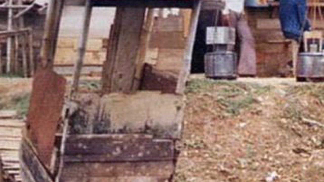 Potret Nostalgia Warga Jakarta di Pinggiran Sungai Tahun 1976, Warganet Salfok Bentuk WC 'Doyong'